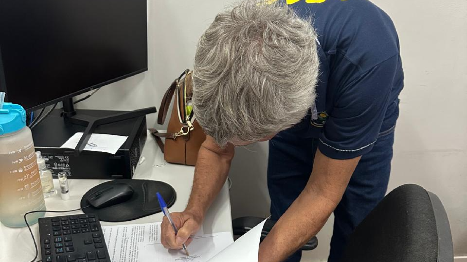 APAE de Cacu assinando aditivo de 150 mil reais para  conclusão da quadra de esportes e eventos