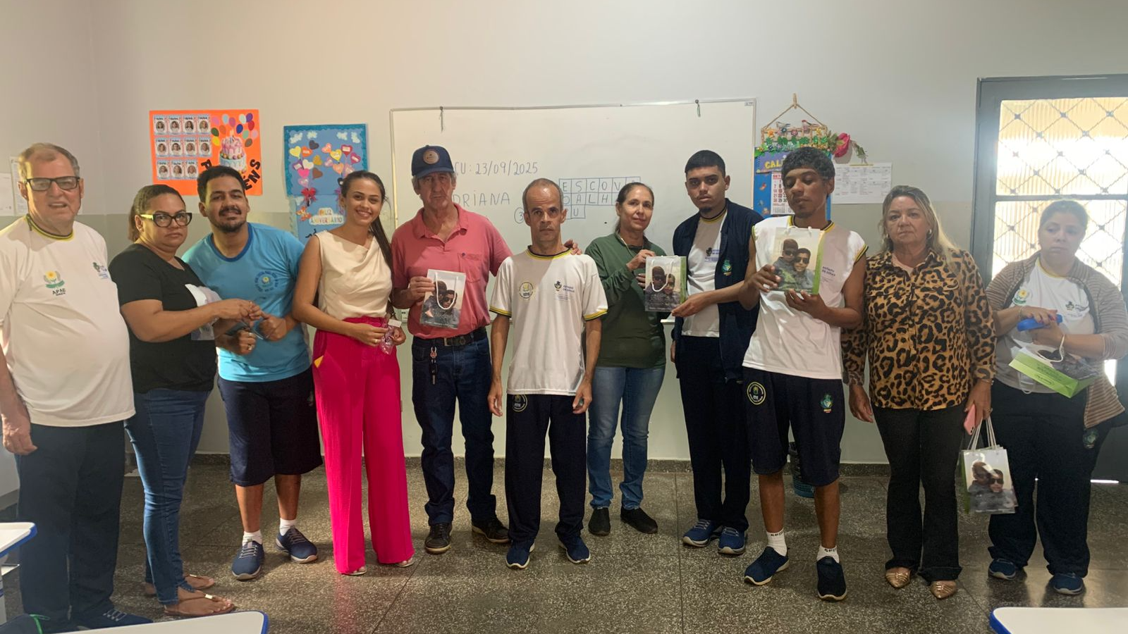 ENTREGA DOS OCULOS DE GRAU AOS ALUNOS DA APAE CAÇU 
