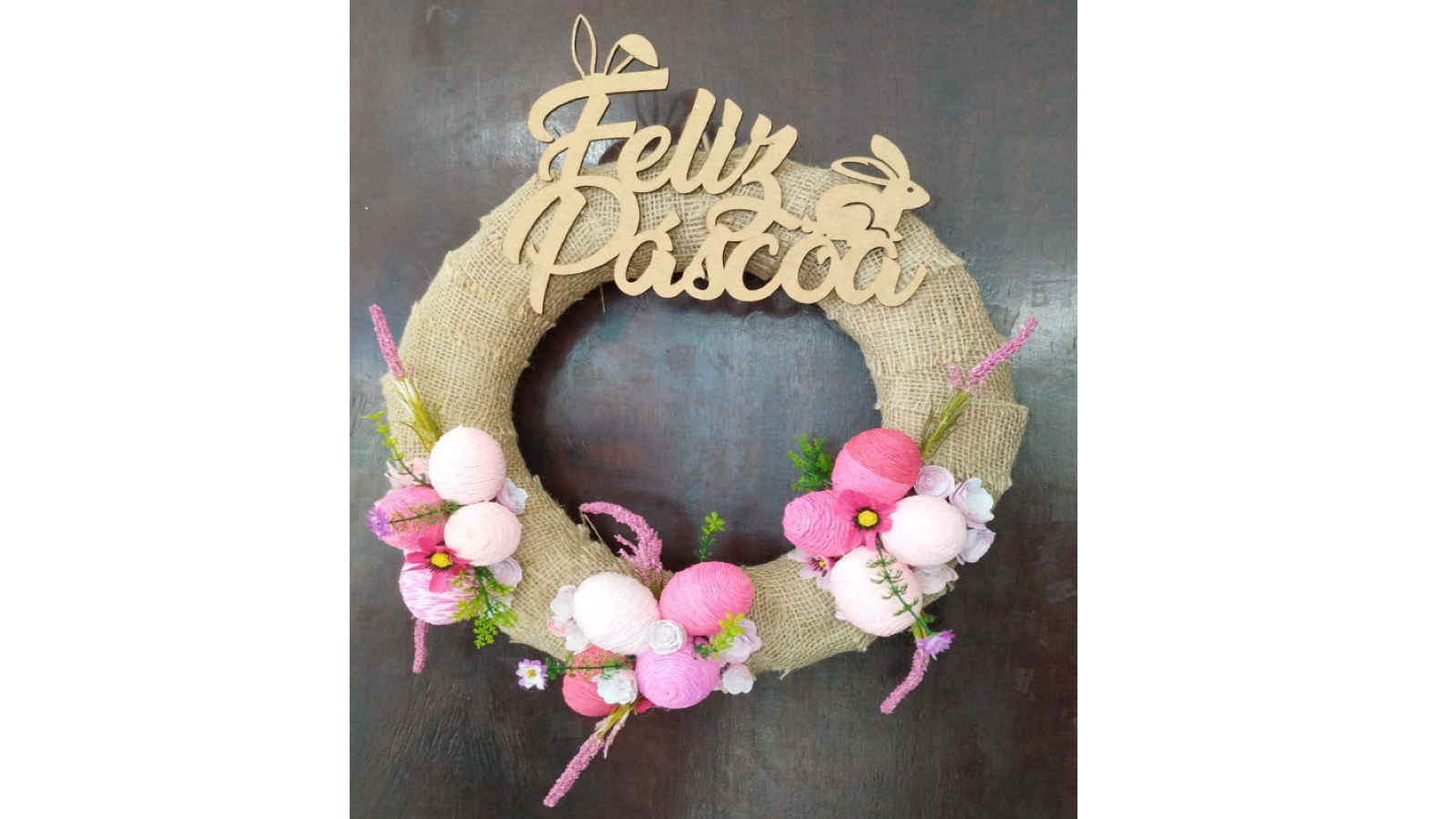 Lindas guirlandas e centros de mesa de Páscoa saindo por aqui, com detalhes de ovos decorados em crochê, corre garantir a sua!