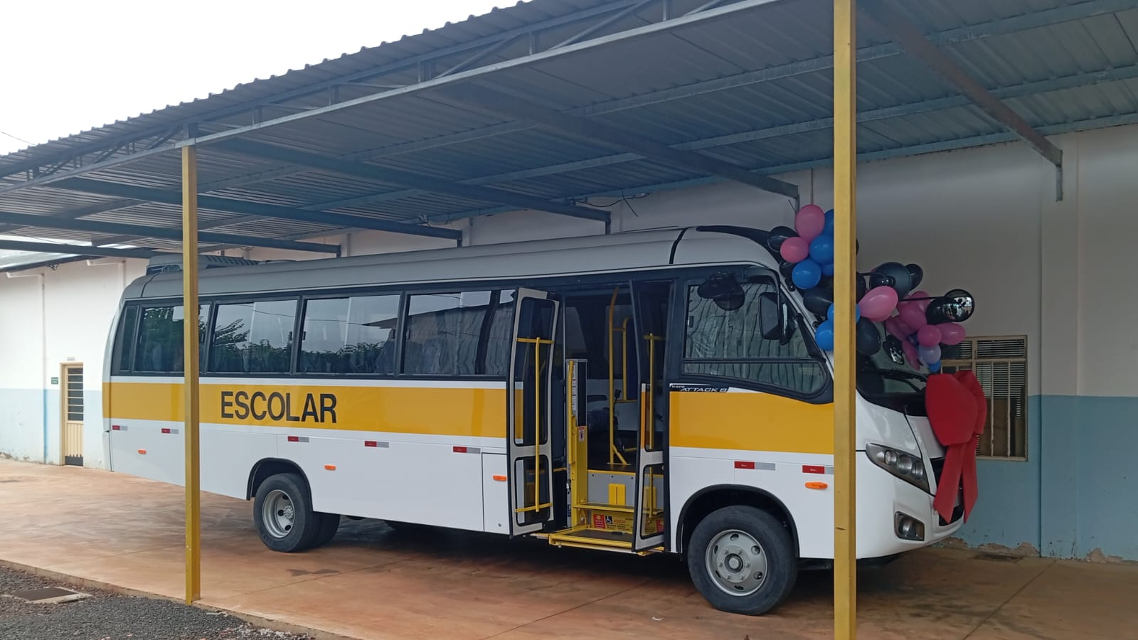 Deputado Federal Geraldo Resende em parceria com o governo do Estado entrega micro-ônibus para transporte de usuários da APAE/Dourados